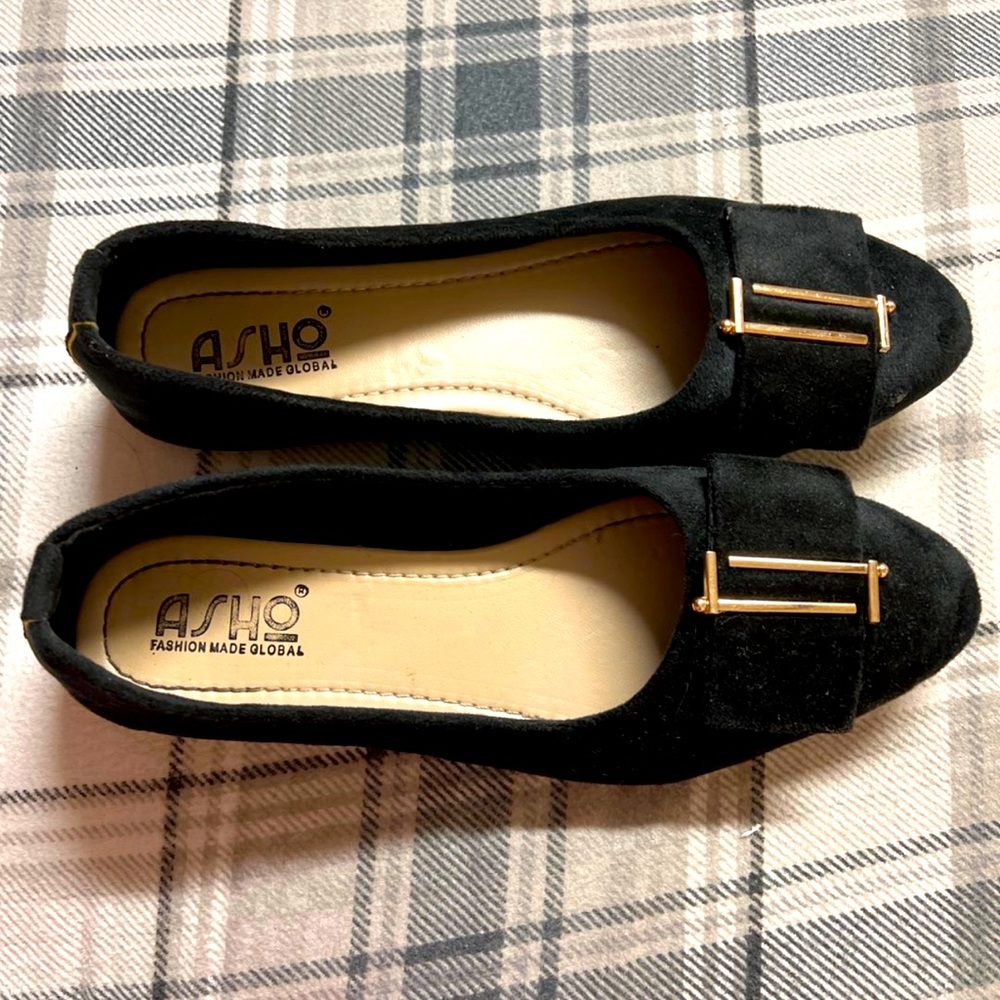 Black pumps